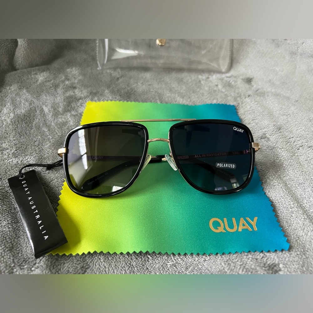 QUAY Polarized All In Navigator sunglasses New With Tags